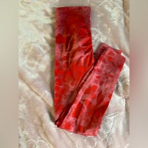Red marbled active wear leggings for women